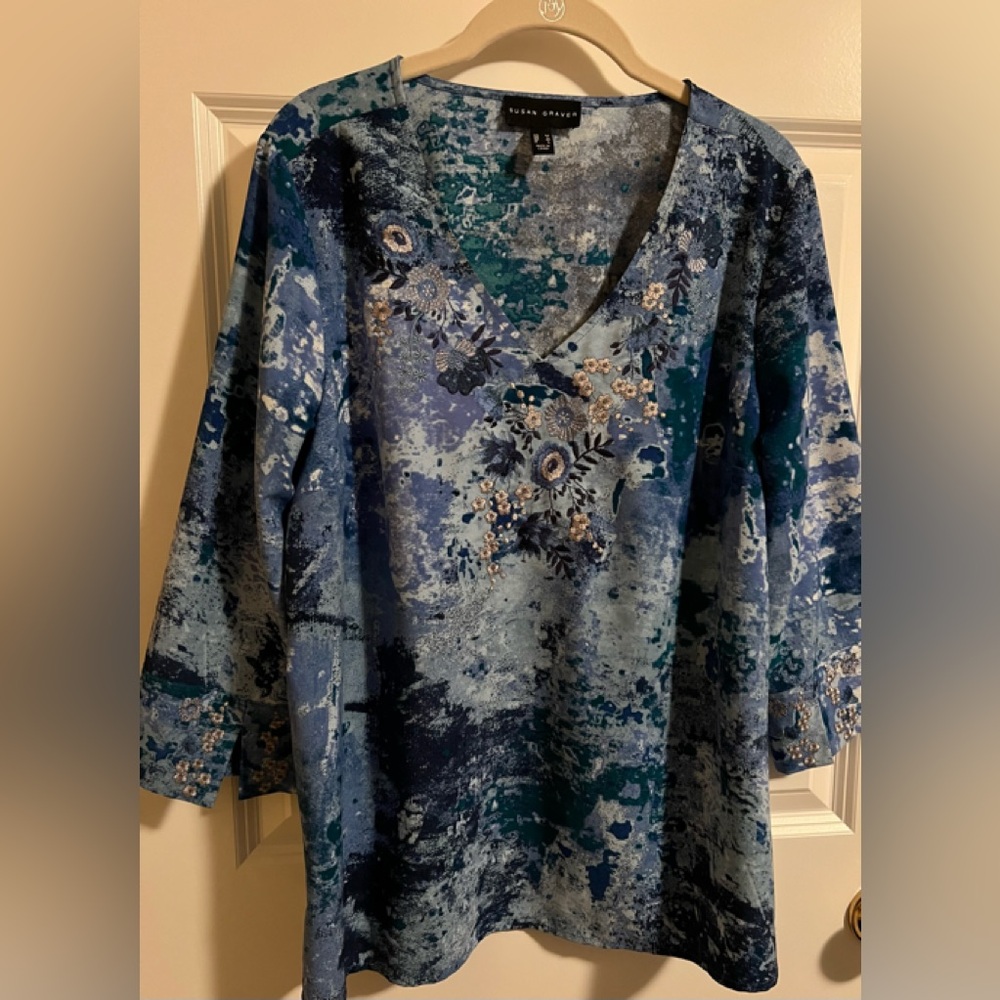 NWOT Susan Graver pretty floral top. Size M